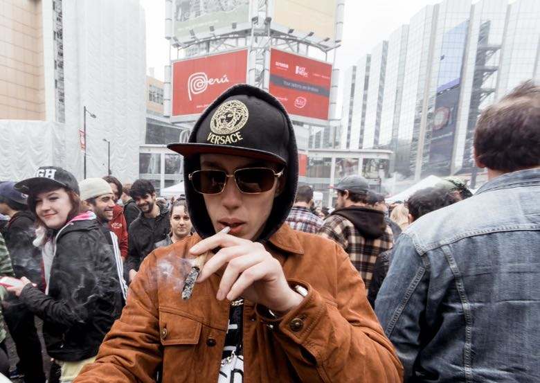 Adolescent qui fume du cannabis et effets négatifs
