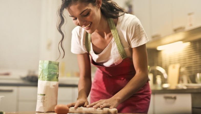 Femme utilisant des protéines de chanvre pour la pâte à gâteau