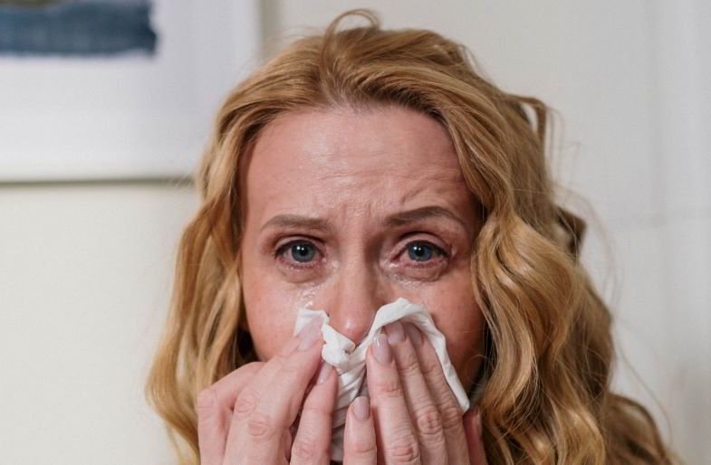 Yeux larmoyants et nez qui coule en raison d'une allergie au chanvre