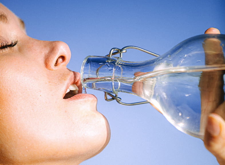 Femme buvant de l'eau pour satisfaire la sensation de soif