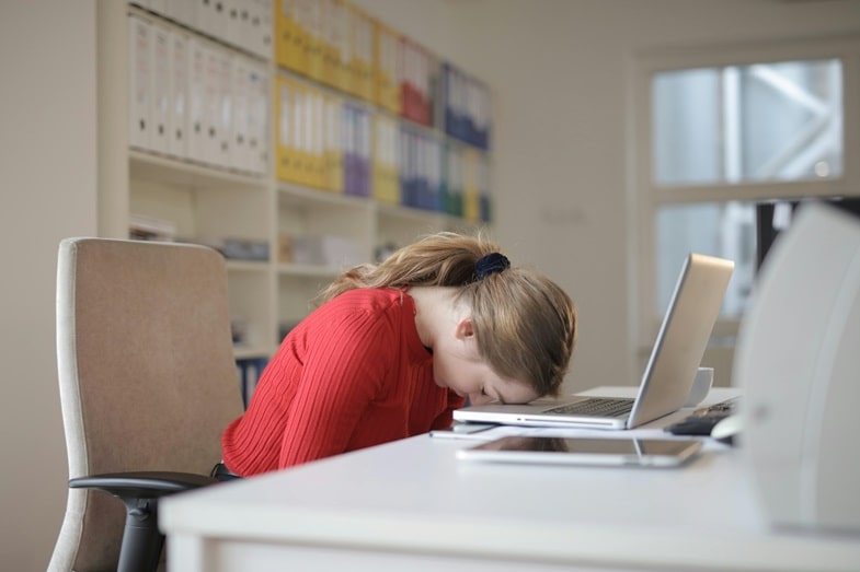 Femme avec somnolence et fatigue