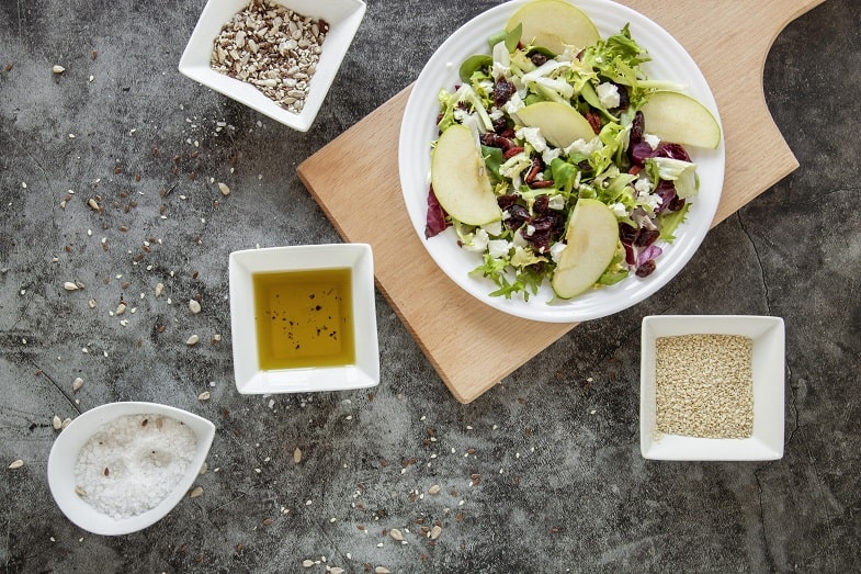 Salade croquante aux graines de cannabis 